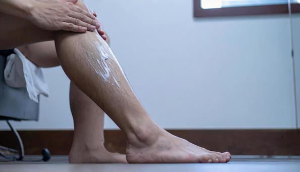 脚のムダ毛処理をする男性 脚のムダ毛処理をする男性の写真