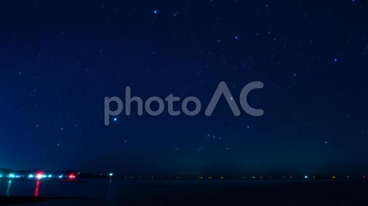 海へと消えるオリオンの灯 オリオン座,星座,海の写真素材