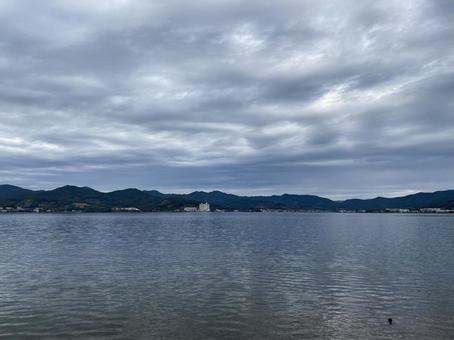 雲が立ち込めてきた湖、風が出てきました 湖,雲,さざなみの写真素材