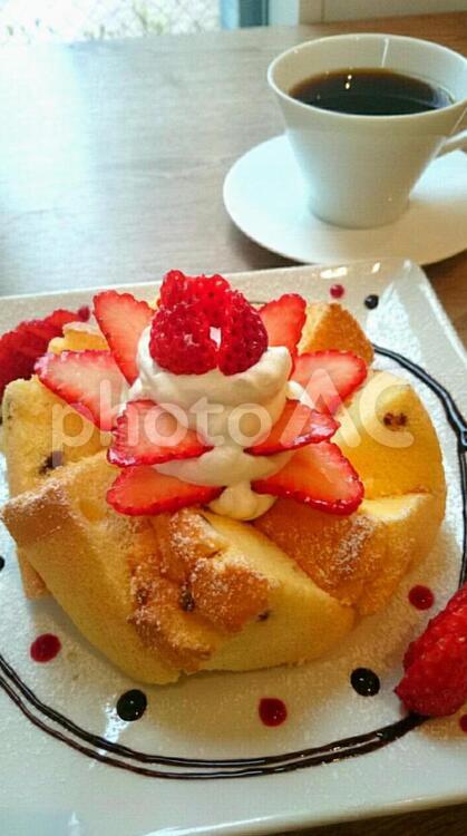 コーヒーとシフォンケーキ おいしい,おやつ,イチゴの写真素材