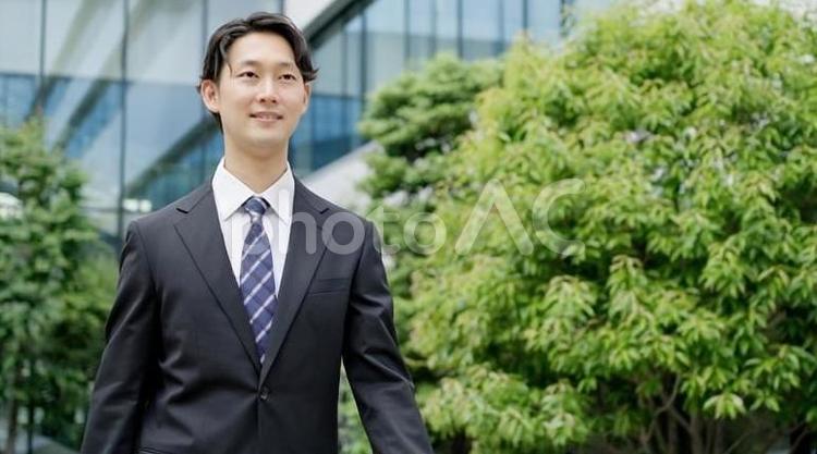 オフィス街を歩くビジネスマン ビジネスマン,歩く,通勤の写真素材