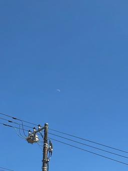 電柱と昼の月 空,電柱,青空の写真素材