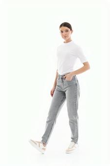 片手をポケットに入れ歩くカメラ目線の女性 片手をポケットに入れ歩くカメラ目線の女性の写真