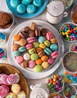 カラフルなお菓子 パーティーテーブル カラフルなお菓子 パーティーテーブルの写真