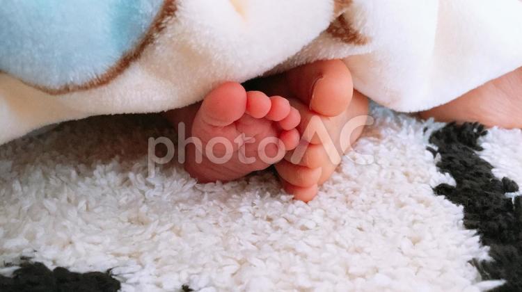 ちょっと大きい足と小さい足 赤ちゃん,赤ちゃんの足,きょうだいの写真素材
