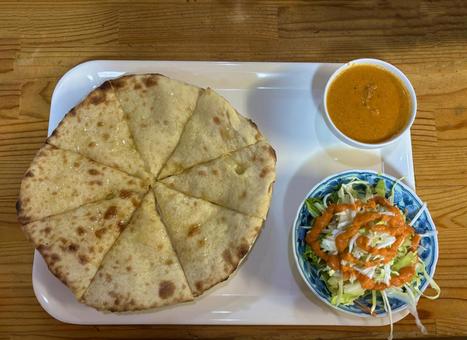 ナンとカレーとサラダの写真