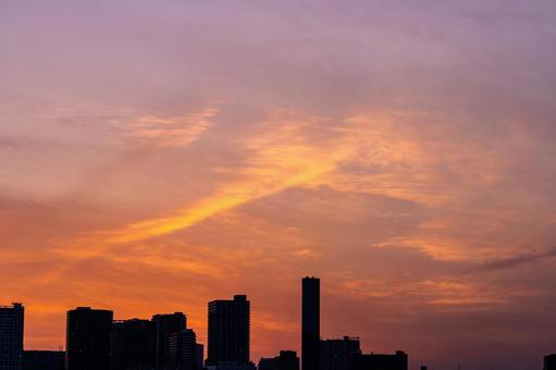 夕焼けの中の都市シルエット 夕焼けの中の都市シルエットの写真