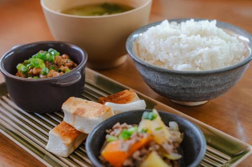 納豆と肉じゃがのごはんの朝食 納豆と肉じゃがのごはんの朝食 朝食,和食,納豆の写真素材