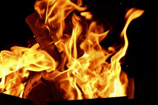 燃えさかる炎　焚火 焚き火,キャンプ,火の写真素材