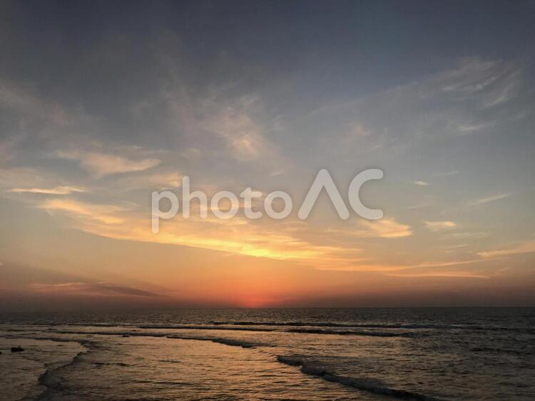 夕暮れに流れるように波立つ海 夕暮れ,夕日,夕焼けの写真素材