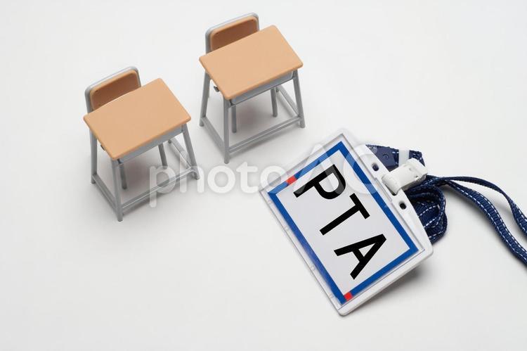 PTAの名札と机のミニチュア pta,活動,名札の写真素材