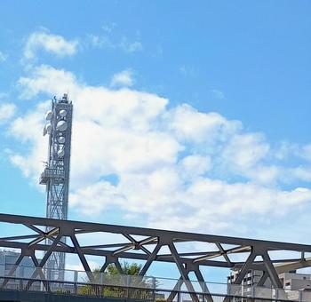 電波塔と陸橋 電波塔と陸橋の写真