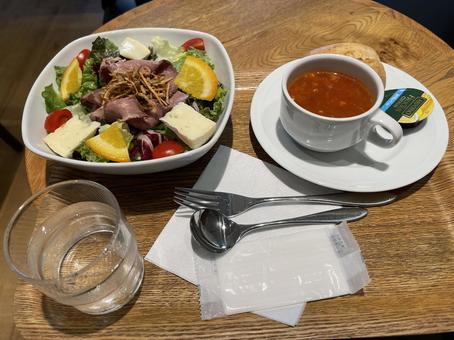 肉とチーズの乗ったヘルシーサラダランチ 肉とチーズの乗ったヘルシーサラダランチ サラダ,野菜,モッツァレラの写真素材