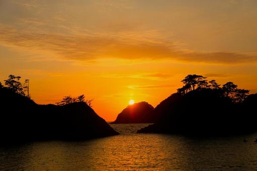 堂ヶ島の向こうに見える綺麗な夕陽 堂ヶ島の向こうに見える綺麗な夕陽 綺麗な夕陽,夕陽,落陽の写真素材