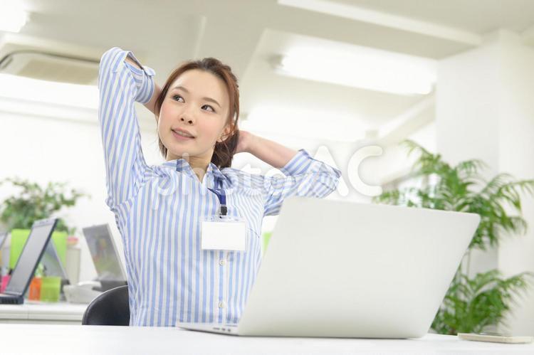 伸びをするキャリアウーマン2 オフィス,デスクワーク,女性の写真素材