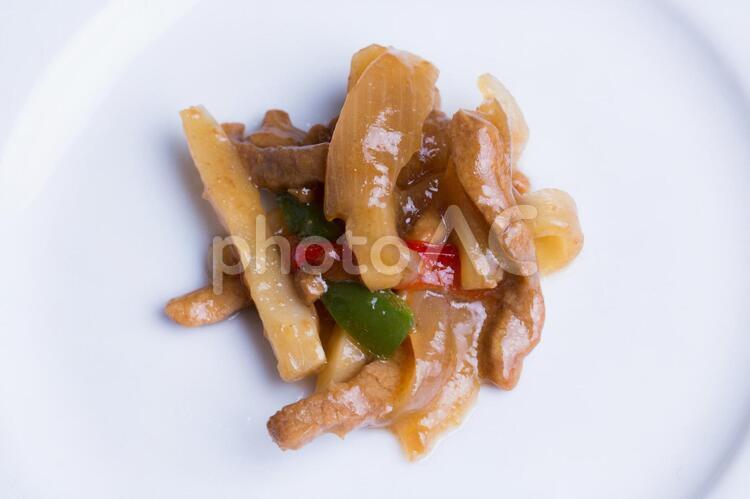 青椒肉絲　チンジャオロース　寄り 黒バック白皿シリーズ,黒背景,赤ピーマンの写真素材