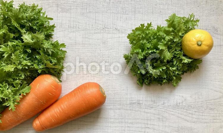 ヘルシー背景素材　わさび菜と人参、レモン レモン,春野菜,コピースペースの写真素材