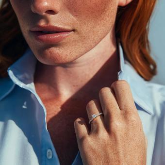 エレガントな手元を飾るゴールドリングの写真