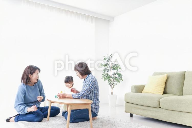 子供と遊ぶ幸せな家族イメージ おばあちゃん,子ども,話すの写真素材