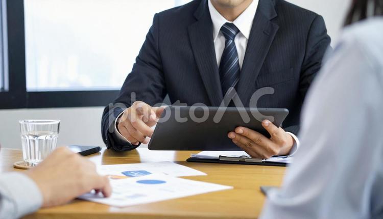 タブレットを使って説明する男性営業マン タブレット,男性営業マン,男性ビジネスマンの写真素材