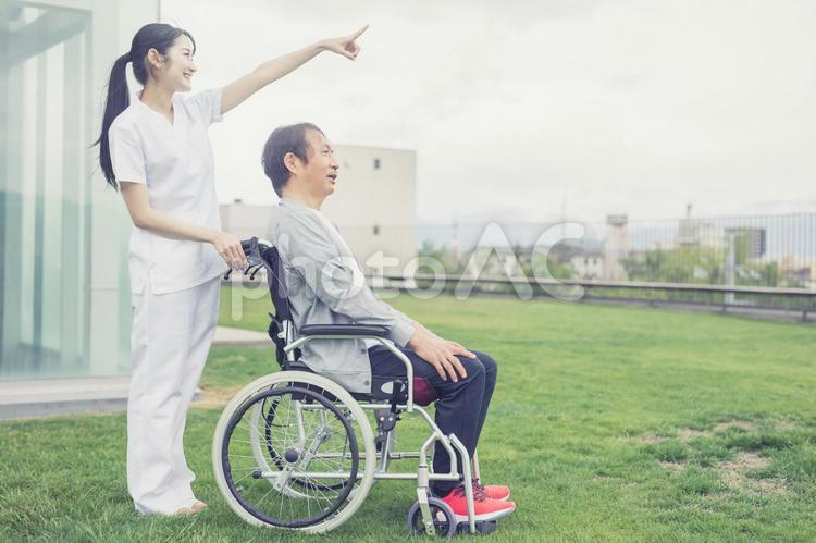 リハビリをする患者と医療スタッフ 看護師,作業療法士,リハビリの写真素材