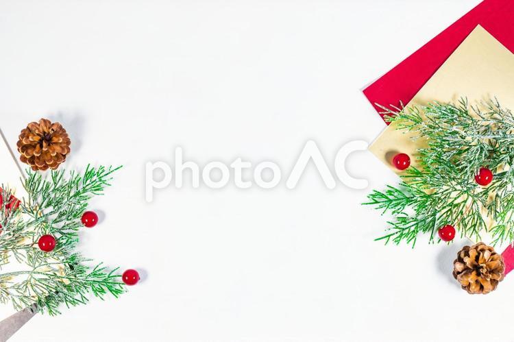 白背景のクリスマスデコレーション クリスマス,もみの木,松ぼっくりの写真素材
