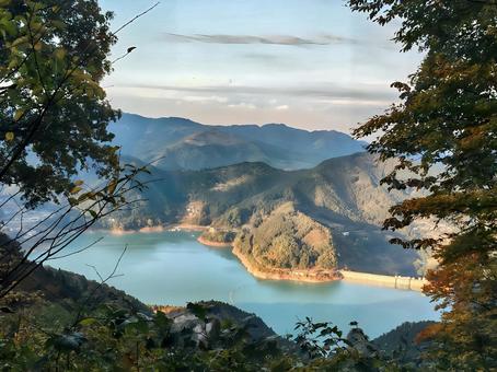 神山から望む神流湖 神山から望む神流湖の写真