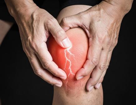 膝に痛みを感じる男性 膝に痛みを感じる男性の写真