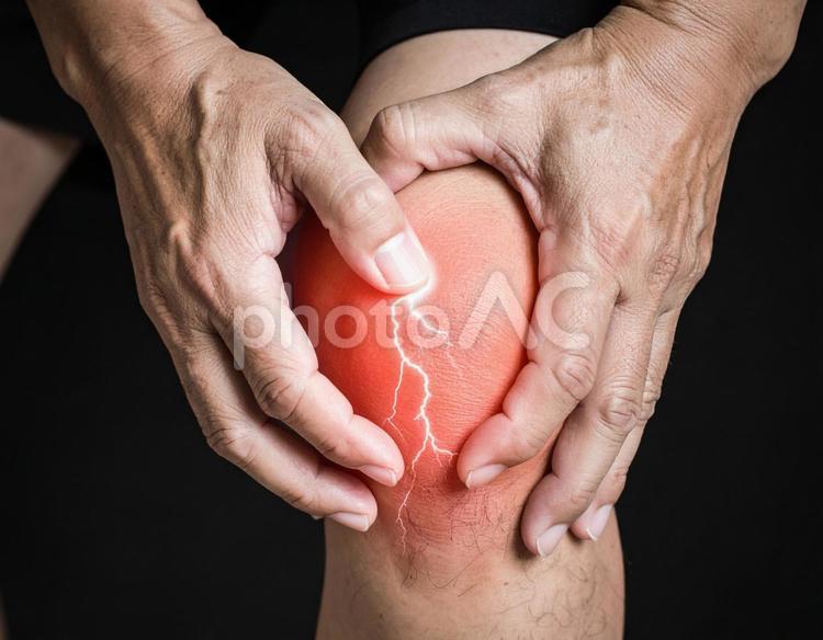 膝に痛みを感じる男性 膝,男性,健康の写真素材