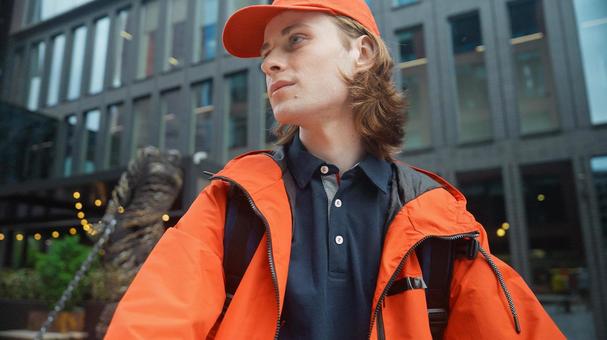 街なかにいるフードデリバリーの男性 配達,フードデリバリー,デリバリーの写真素材