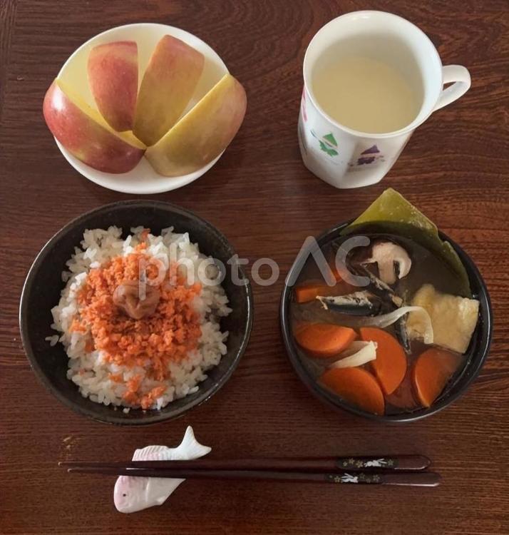 昆布ご飯に鮭フレークとかつお梅などの朝食 朝食,朝ご飯,ご飯の写真素材