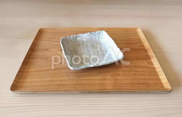 木製トレイと白い角型和皿 木製トレイ,和皿,角皿の写真素材