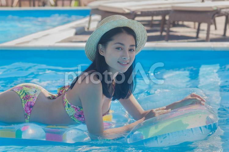 プールでフロートに乗って浮かぶ女性4 プール,女性,アジア人の写真素材