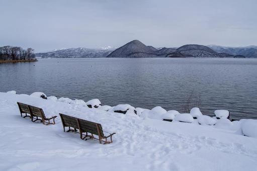 冬の洞爺湖畔、雪を抱いたベンチから望む湖 洞爺湖,雪景色,湖の写真素材