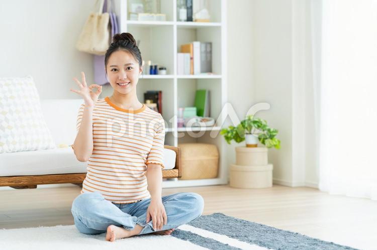 OKする若い女性 OKする若い女性 ok,女性,笑顔の写真素材