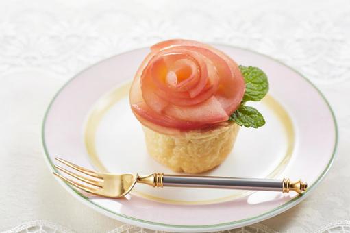 薔薇の花をあしらったアップルタルト 薔薇の花をあしらったアップルタルト アップルタルト,りんご,ローズタルトの写真素材