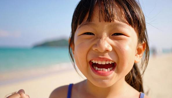 夏休み、海水浴で笑顔で遊ぶ子供の写真