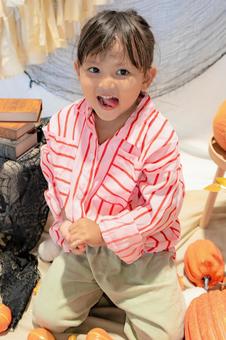 かぼちゃに囲まれる女の子4 かぼちゃに囲まれる女の子4 ハロウィン,halloween,子供の写真素材