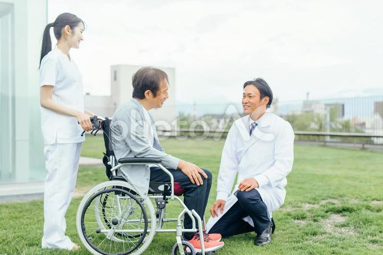 リハビリをする患者と医療スタッフ（医者と看護師） 入院,医者,リハビリの写真素材