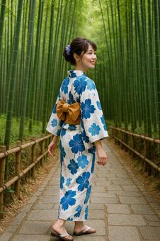 竹林を歩く浴衣の女性 竹林を歩く浴衣の女性の写真