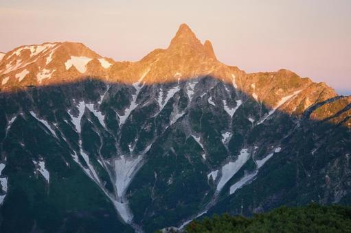 朝焼けの槍ヶ岳 朝焼けの槍ヶ岳 北アルプス,槍ヶ岳,大天井岳の写真素材