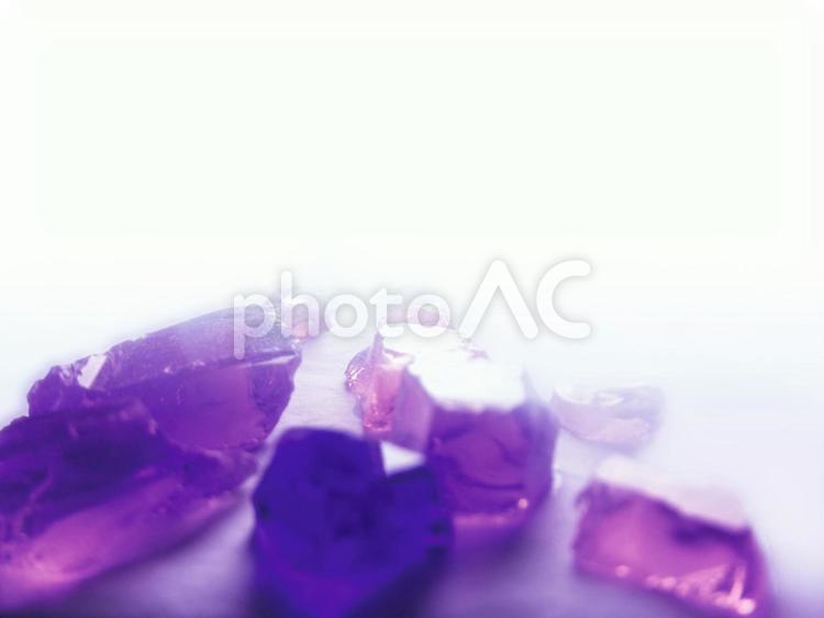 砕けた紫のガラスの背景 ガラス,クリスタル,宝石の写真素材