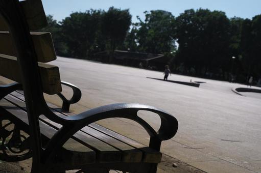 昔、父と母に連れてきてもらった公園の風景 公園,ベンチ,空のベンチの写真素材