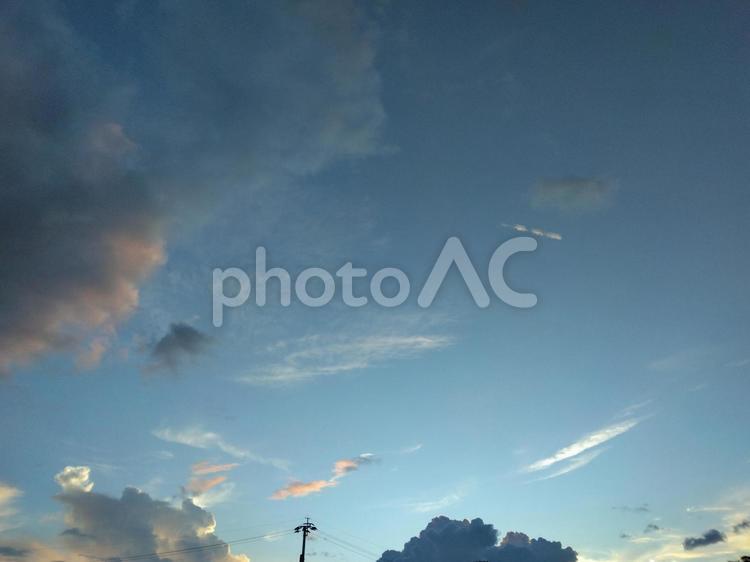 幻想的な青とオレンジの夕焼け空 空,グラデーション,夕焼けの写真素材