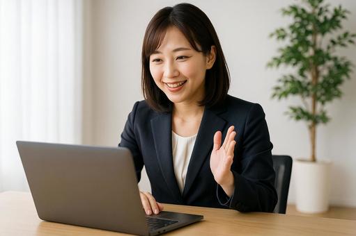 オンライン会議女性社員 オンライン会議女性社員の写真