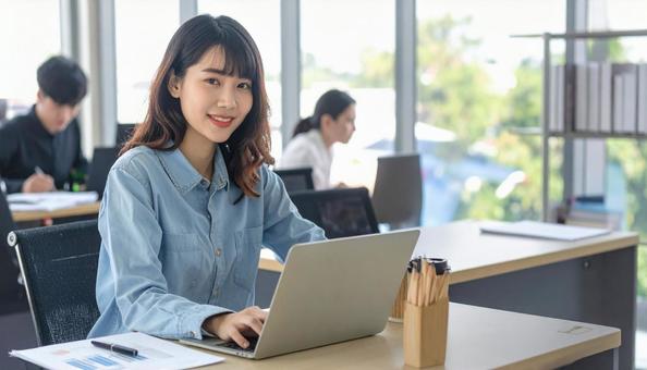 働く女性 働く女性の写真