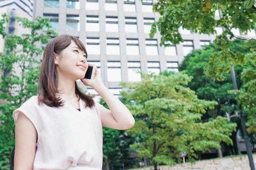 通話する女性 通話する女性 相談,通話アプリ,コピースペースの写真素材
