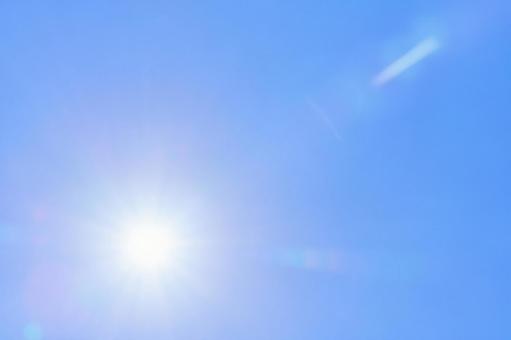 うだるような暑さイメージの青空と太陽 うだるような暑さイメージの青空と太陽 空,太陽,雲なしの写真素材