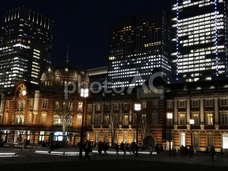 夜の東京駅の風景 駅,東京,東京駅の写真素材