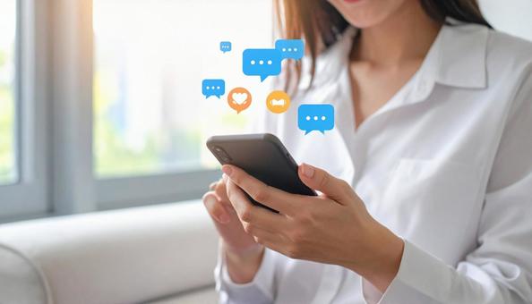 携帯電話でソーシャルメディアを楽しむ女性の写真